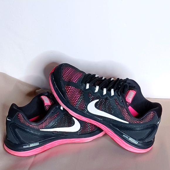 NIKE Dual Fusion 3.. Pink/Black Women's running shoe..Size 7.5 US #653594-003 - Picture 3 of 7